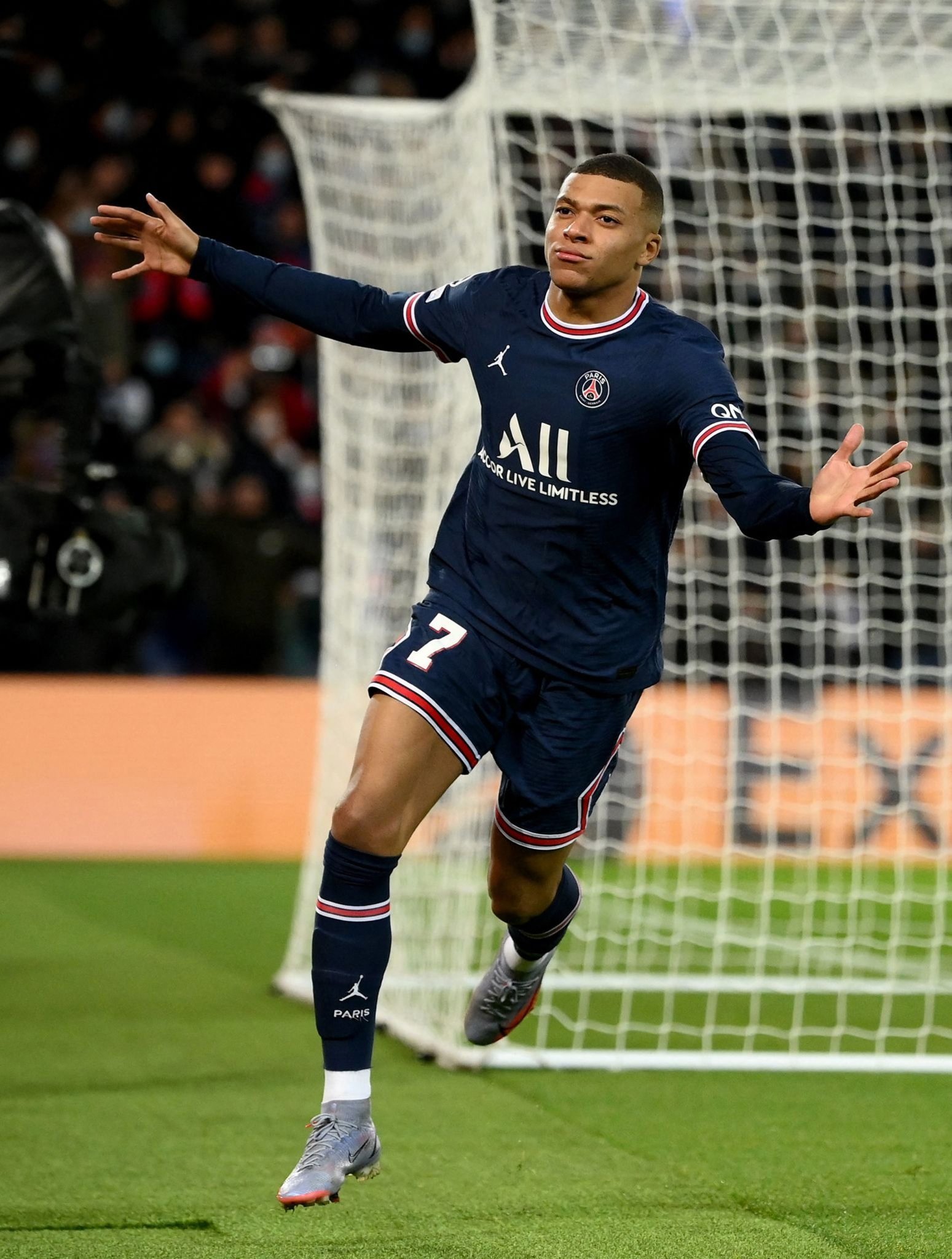 中超11月最佳球员候选：法比奥领衔，王燊超、吴曦、侯森在列