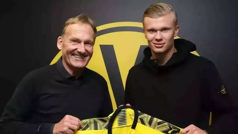 足球世界杯官方公布首批裁判名单，引发讨论（国际足联发布世界杯首批裁判阵容，社会各界热议）