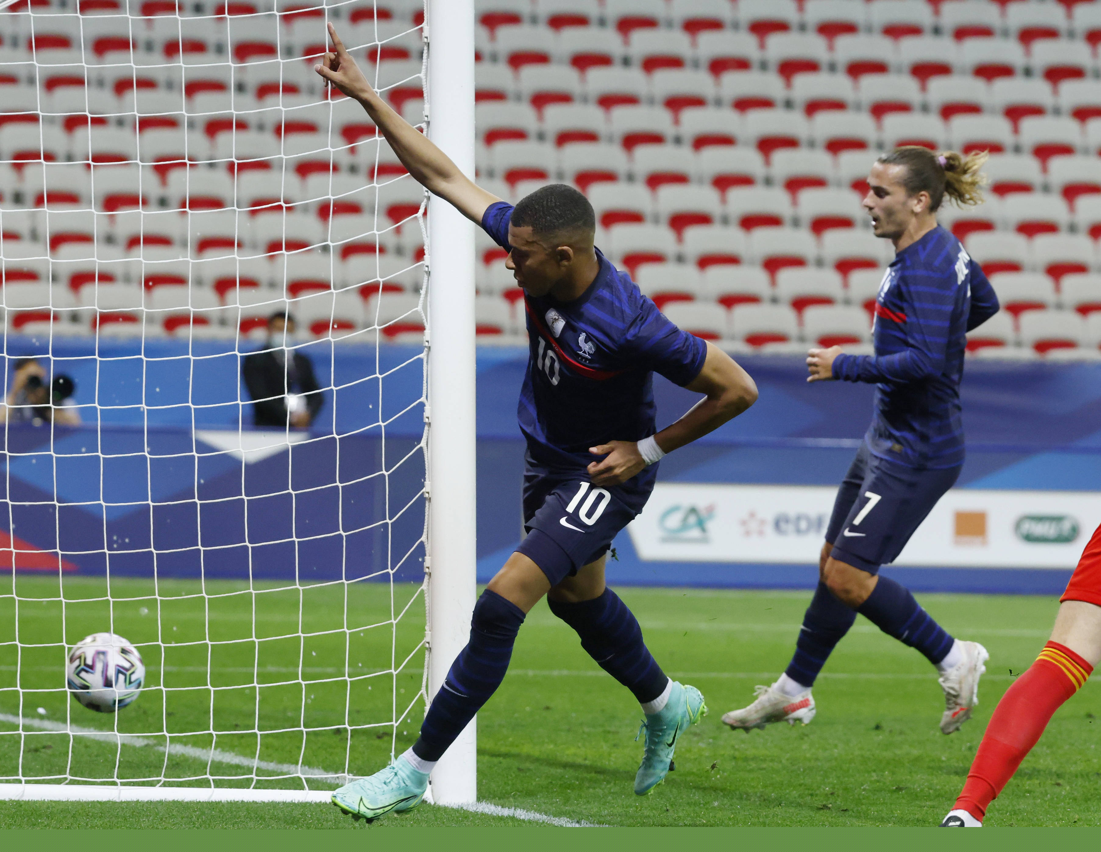 希腊媒：曼联与皇马已经报价奥林匹亚科斯18岁中场穆扎基蒂斯（希腊媒体称曼联与皇马已就奥林匹亚科斯18岁中场穆扎基蒂斯提出报价）