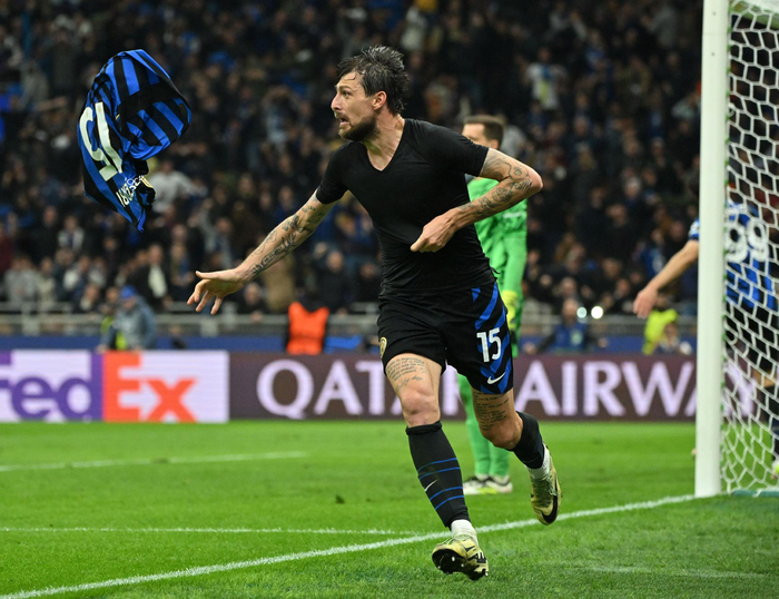 特里：穆帅赢球后会让我们在基地陪孩子，我的孩子们很喜欢他（特里：穆里尼奥每逢取胜都会让球员在基地陪孩子，我的孩子们很喜欢他）