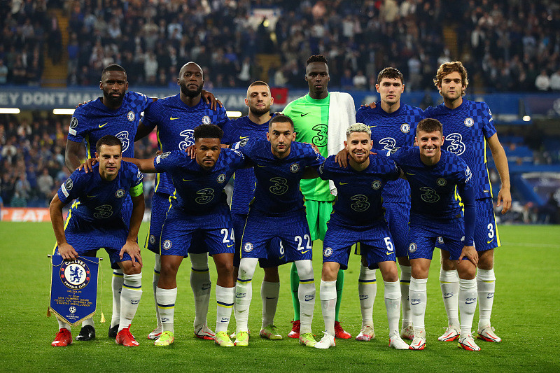 斯帕莱蒂在圣诞晚宴上和老板埃尔坎热烈交谈，洛卡特利也在主桌作陪（圣诞晚宴上，斯帕莱蒂与老板埃尔坎热聊，洛卡特利同坐主桌）