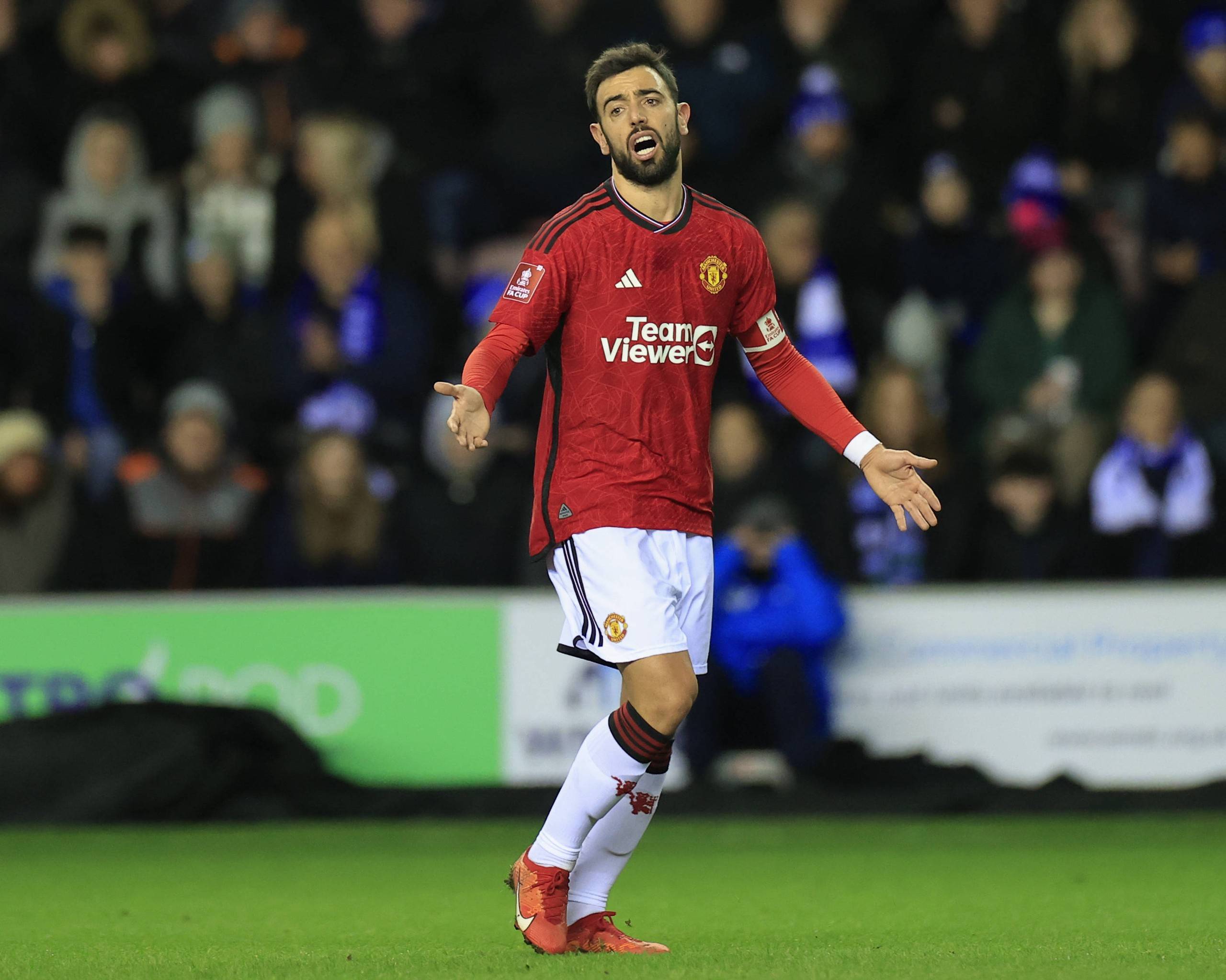 给你修修胡子，瓦科分享自己用剪刀剪克雷桑胡子的照片