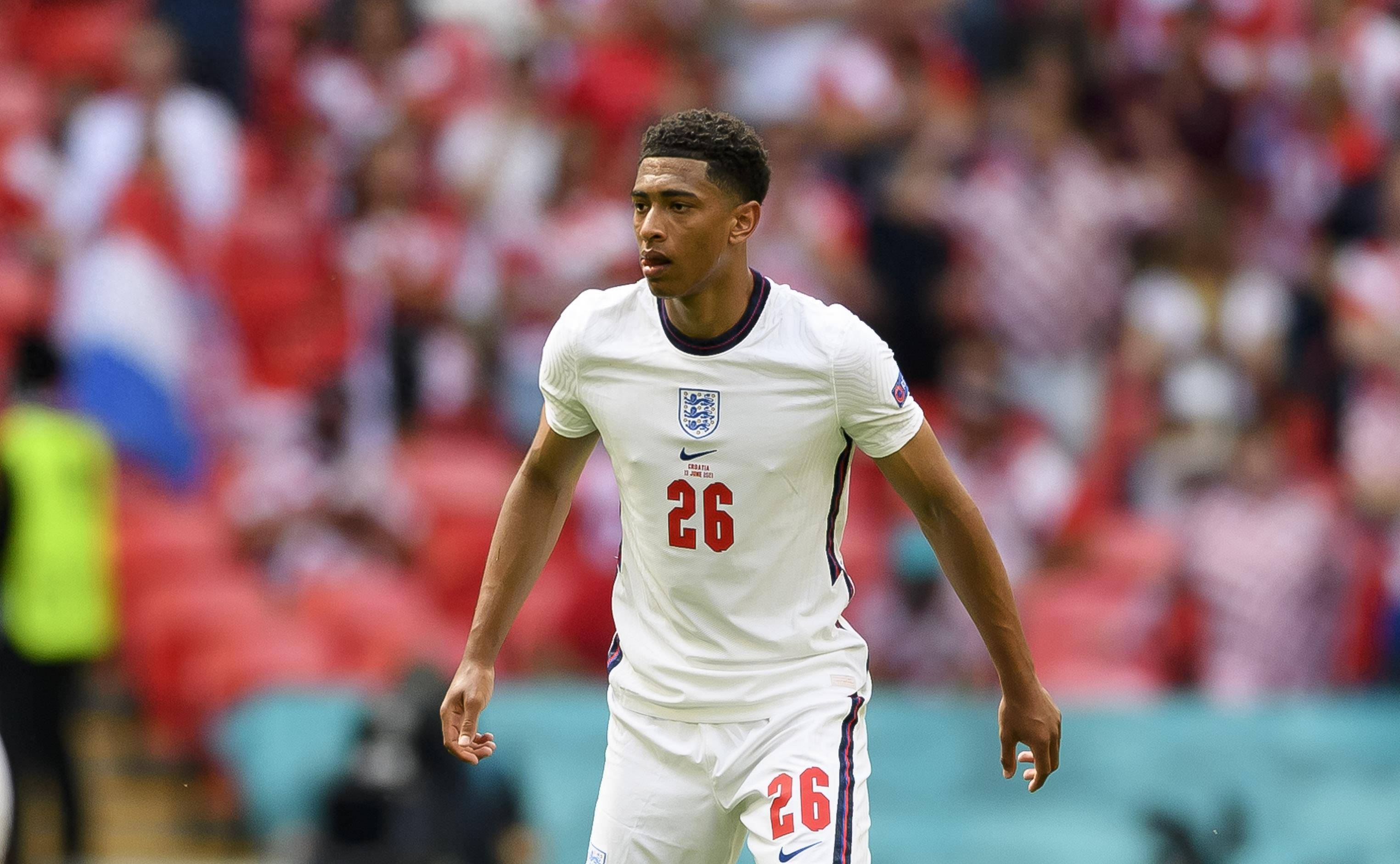 足协杯赛前举办垫场赛，张凌峰等四名成年球员对阵五十名小球员