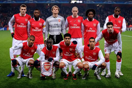 苏超冠军泰州队主教练莅临指导学校足球队员垫球运球技术！（苏超冠军泰州队主教练走进校园指导学生垫球、运球技巧）