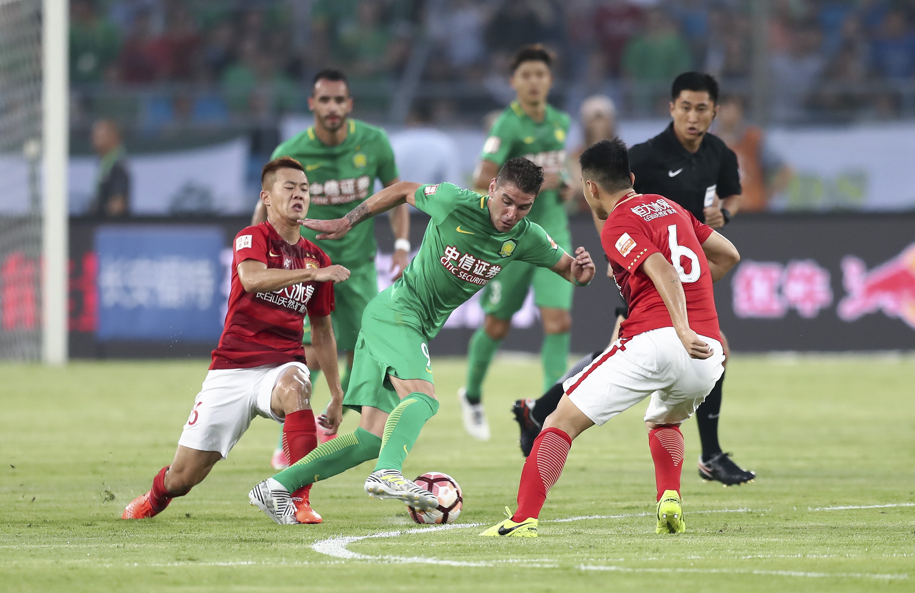 英媒：曼城将在冬窗卖掉萨维尼奥等三人，筹措资金追逐沃顿（英媒：曼城将于冬窗出售萨维尼奥等三将，为引进沃顿筹资）